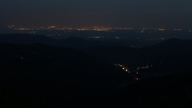 Dieses Bild zeigt eine Webcam-Aufnahme vom Achertal, aufgenommen am Donnerstag, den 19.06.2025 um 04:10 Uhr. Die Temperatur betrug 17°C.