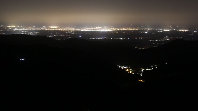 Dieses Bild zeigt eine Webcam-Aufnahme vom Achertal, aufgenommen am Freitag, den 14.11.2025 um 02:00 Uhr. Die Temperatur betrug 16.8°C.