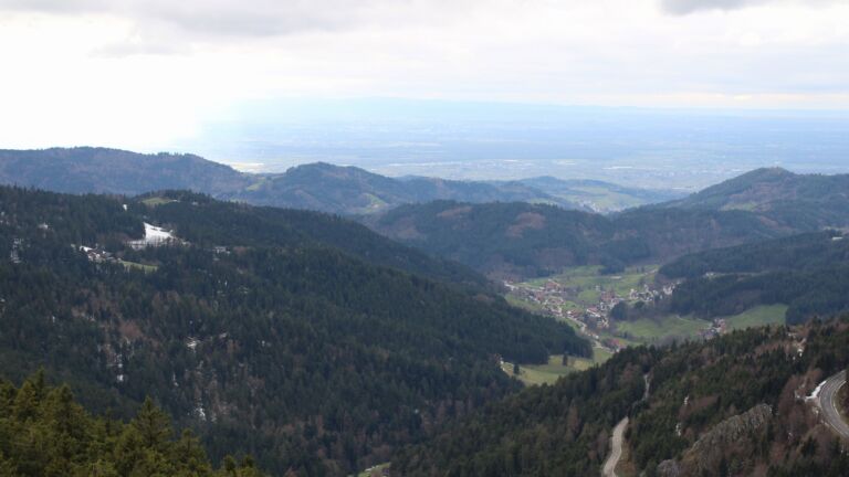 Dieses Bild zeigt eine Webcam-Aufnahme vom Achertal, aufgenommen am Samstag, den 04.04.2026 um 17:50 Uhr. Die Temperatur betrug 7.9°C.