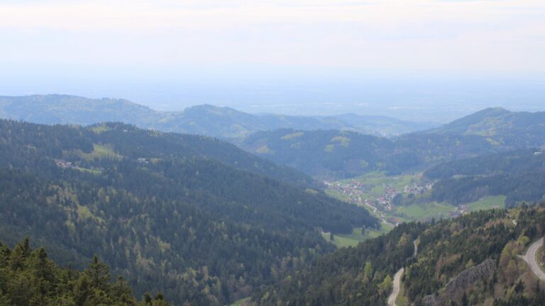 Dieses Bild zeigt eine Webcam-Aufnahme vom Achertal, aufgenommen am Samstag, den 18.04.2026 um 16:00 Uhr. Die Temperatur betrug 15°C.