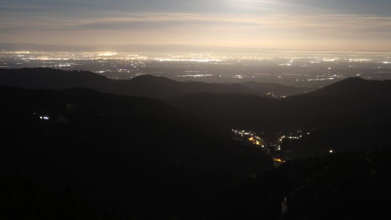 Dieses Bild zeigt eine Webcam-Aufnahme vom Achertal, aufgenommen am Dienstag, den 04.11.2025 um 05:00 Uhr. Die Temperatur betrug 5.4°C.
