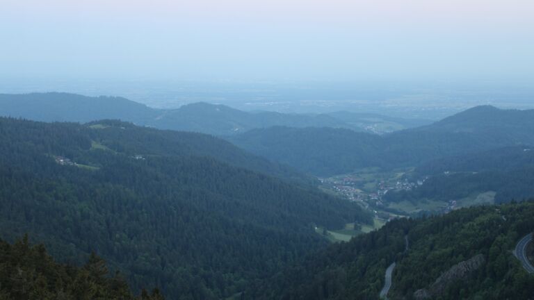 Dieses Bild zeigt eine Webcam-Aufnahme vom Achertal, aufgenommen am Samstag, den 17.05.2025 um 05:40 Uhr. Die Temperatur betrug 7.2°C.