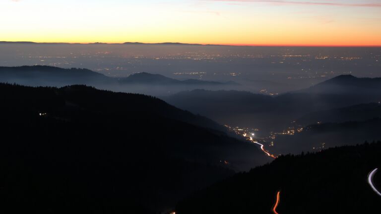 Dieses Bild zeigt eine Webcam-Aufnahme vom Achertal, aufgenommen am Samstag, den 27.12.2025 um 17:40 Uhr. Die Temperatur betrug 3.3°C.