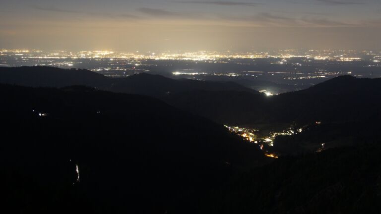 Dieses Bild zeigt eine Webcam-Aufnahme vom Achertal, aufgenommen am Mittwoch, den 01.10.2025 um 20:30 Uhr. Die Temperatur betrug 5°C.