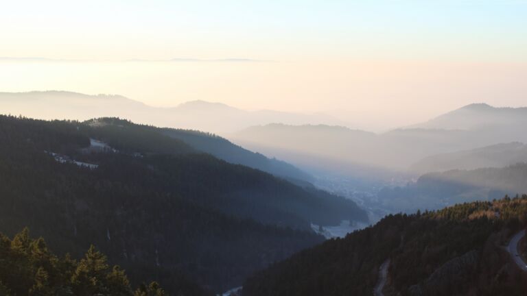 Dieses Bild zeigt eine Webcam-Aufnahme vom Achertal, aufgenommen am Samstag, den 27.12.2025 um 16:10 Uhr. Die Temperatur betrug 4.1°C.