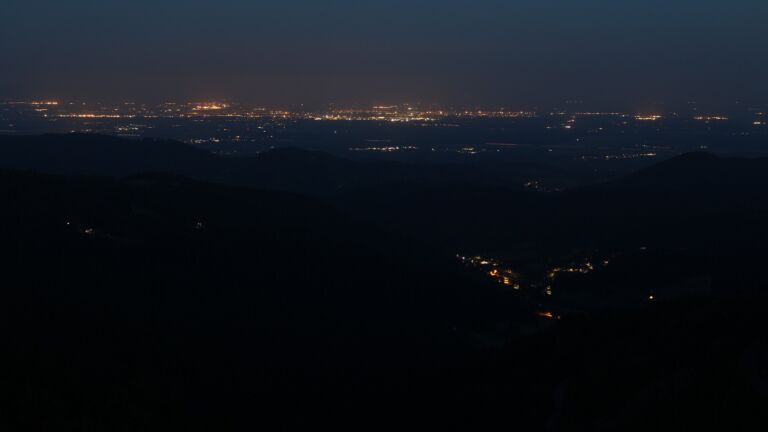 Dieses Bild zeigt eine Webcam-Aufnahme vom Achertal, aufgenommen am Samstag, den 17.05.2025 um 04:40 Uhr. Die Temperatur betrug 6.9°C.