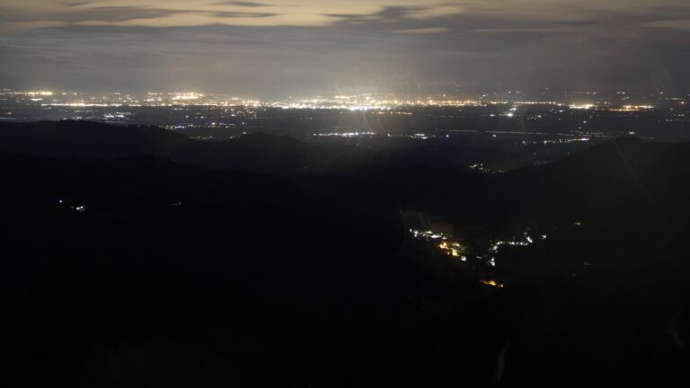 Dieses Bild zeigt eine Webcam-Aufnahme vom Achertal, aufgenommen am Freitag, den 06.06.2025 um 00:30 Uhr. Die Temperatur betrug 11.1°C.