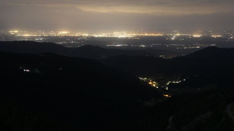 Dieses Bild zeigt eine Webcam-Aufnahme vom Achertal, aufgenommen am Mittwoch, den 16.07.2025 um 04:00 Uhr. Die Temperatur betrug 12.9°C.