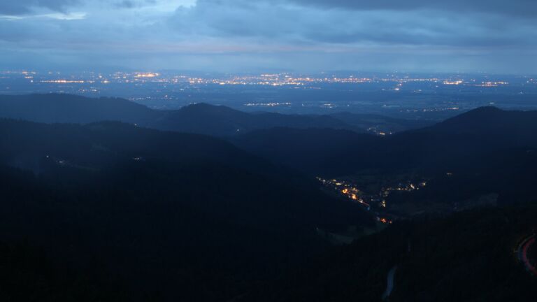 Dieses Bild zeigt eine Webcam-Aufnahme vom Achertal, aufgenommen am Sonntag, den 25.05.2025 um 21:50 Uhr. Die Temperatur betrug 10.1°C.