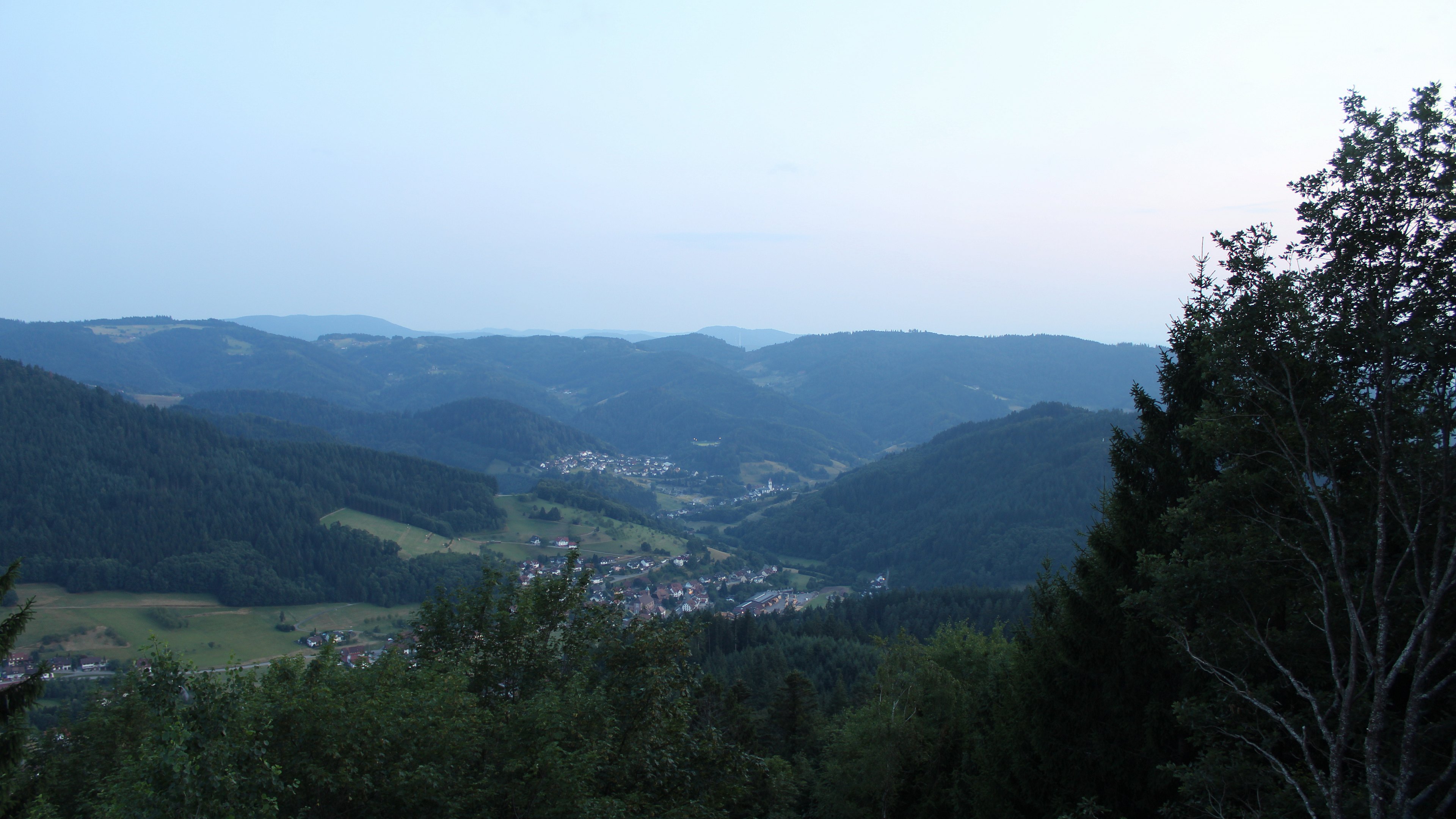 Dieses Bild zeigt eine Webcam-Aufnahme vom Achertal, aufgenommen am Samstag, den 18.07.2026 um 21:40 Uhr. Die Temperatur betrug 19.3°C.