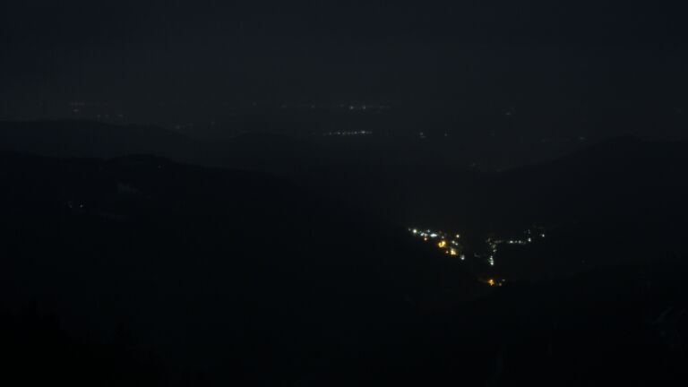 Dieses Bild zeigt eine Webcam-Aufnahme vom Achertal, aufgenommen am Samstag, den 04.04.2026 um 04:30 Uhr. Die Temperatur betrug 3.1°C.