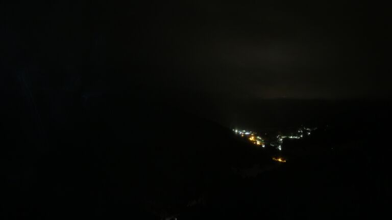 Dieses Bild zeigt eine Webcam-Aufnahme vom Achertal, aufgenommen am Freitag, den 21.11.2025 um 02:00 Uhr. Die Temperatur betrug -4.6°C.