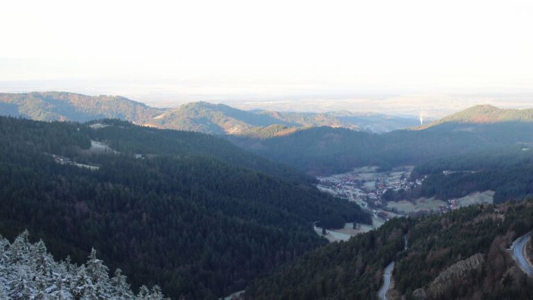 Dieses Bild zeigt eine Webcam-Aufnahme vom Achertal, aufgenommen am Montag, den 01.12.2025 um 08:40 Uhr. Die Temperatur betrug 0.8°C.