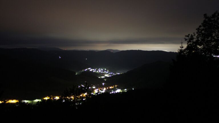 Dieses Bild zeigt eine Webcam-Aufnahme vom Achertal, aufgenommen am Samstag, den 16.05.2026 um 04:00 Uhr. Die Temperatur betrug 3.5°C.