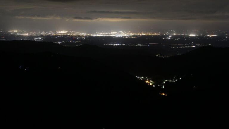 Dieses Bild zeigt eine Webcam-Aufnahme vom Achertal, aufgenommen am Mittwoch, den 23.07.2025 um 03:30 Uhr. Die Temperatur betrug 11.2°C.
