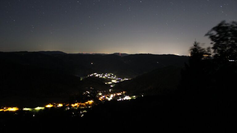 Dieses Bild zeigt eine Webcam-Aufnahme vom Achertal, aufgenommen am Sonntag, den 06.09.2026 um 02:00 Uhr. Die Temperatur betrug 15.1°C.