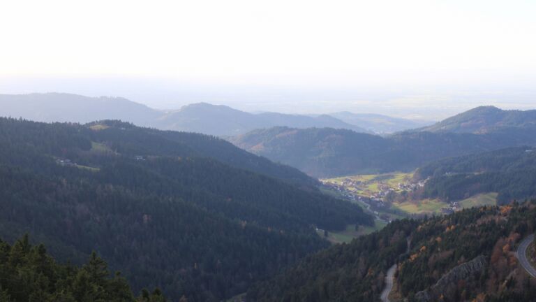 Dieses Bild zeigt eine Webcam-Aufnahme vom Achertal, aufgenommen am Dienstag, den 11.11.2025 um 15:30 Uhr. Die Temperatur betrug 8.6°C.