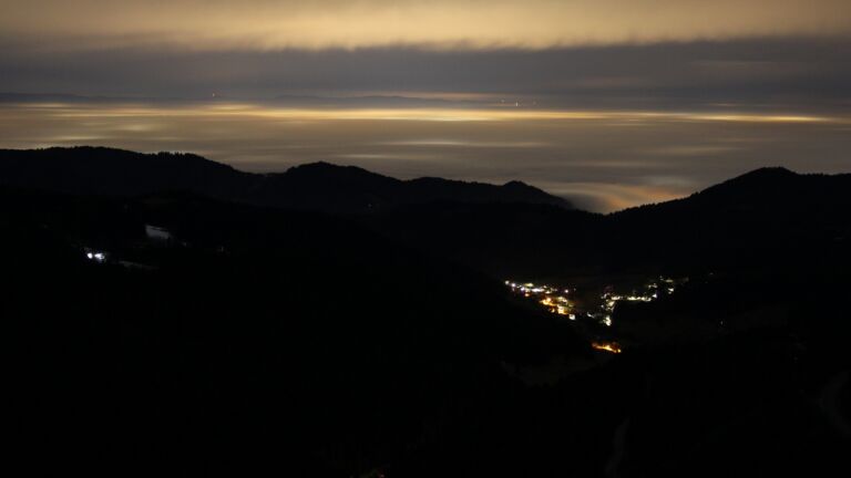 Dieses Bild zeigt eine Webcam-Aufnahme vom Achertal, aufgenommen am Freitag, den 06.02.2026 um 01:00 Uhr. Die Temperatur betrug 4.2°C.