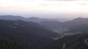 Dieses Bild zeigt eine Webcam-Aufnahme vom Achertal, aufgenommen am Montag, den 23.06.2025 um 21:50 Uhr. Die Temperatur betrug 14.4°C.