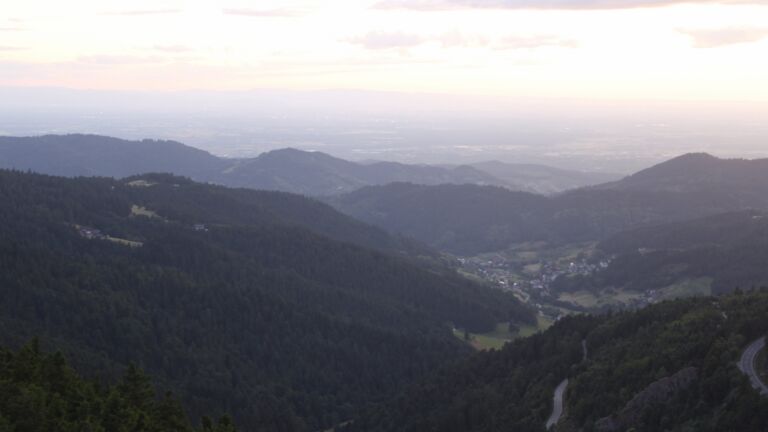 Dieses Bild zeigt eine Webcam-Aufnahme vom Achertal, aufgenommen am Montag, den 23.06.2025 um 21:50 Uhr. Die Temperatur betrug 14.4°C.