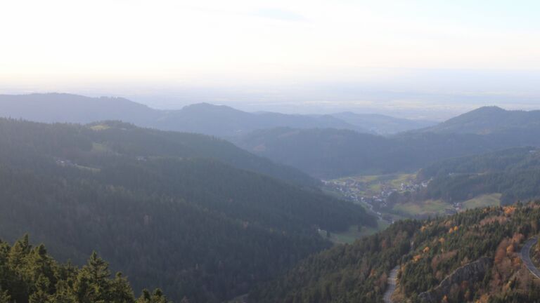 Dieses Bild zeigt eine Webcam-Aufnahme vom Achertal, aufgenommen am Dienstag, den 11.11.2025 um 15:40 Uhr. Die Temperatur betrug 8.8°C.