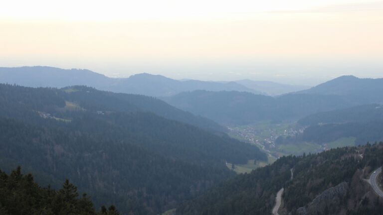 Dieses Bild zeigt eine Webcam-Aufnahme vom Achertal, aufgenommen am Dienstag, den 24.03.2026 um 17:20 Uhr. Die Temperatur betrug 8.6°C.