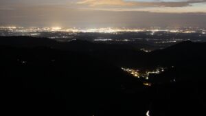 Dieses Bild zeigt eine Webcam-Aufnahme vom Achertal, aufgenommen am Dienstag, den 22.04.2025 um 21:50 Uhr. Die Temperatur betrug 9.1°C.