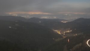 Dieses Bild zeigt eine Webcam-Aufnahme vom Achertal, aufgenommen am Donnerstag, den 04.12.2025 um 20:30 Uhr. Die Temperatur betrug 0.8°C.