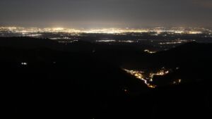 Dieses Bild zeigt eine Webcam-Aufnahme vom Achertal, aufgenommen am Dienstag, den 09.12.2025 um 22:30 Uhr. Die Temperatur betrug 8.6°C.