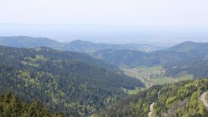 Dieses Bild zeigt eine Webcam-Aufnahme vom Achertal, aufgenommen am Montag, den 27.04.2026 um 13:30 Uhr. Die Temperatur betrug 14.5°C.