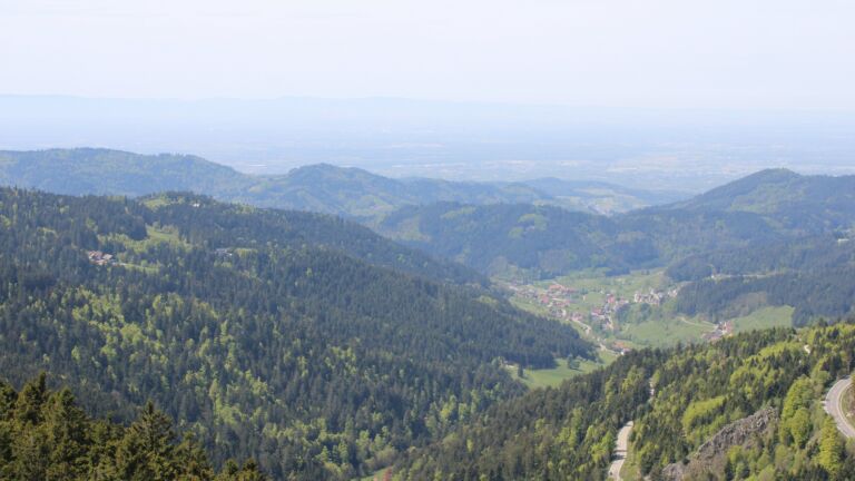 Dieses Bild zeigt eine Webcam-Aufnahme vom Achertal, aufgenommen am Montag, den 27.04.2026 um 13:30 Uhr. Die Temperatur betrug 14.5°C.