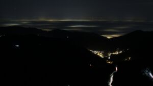 Dieses Bild zeigt eine Webcam-Aufnahme vom Achertal, aufgenommen am Freitag, den 12.12.2025 um 22:00 Uhr. Die Temperatur betrug 10.1°C.