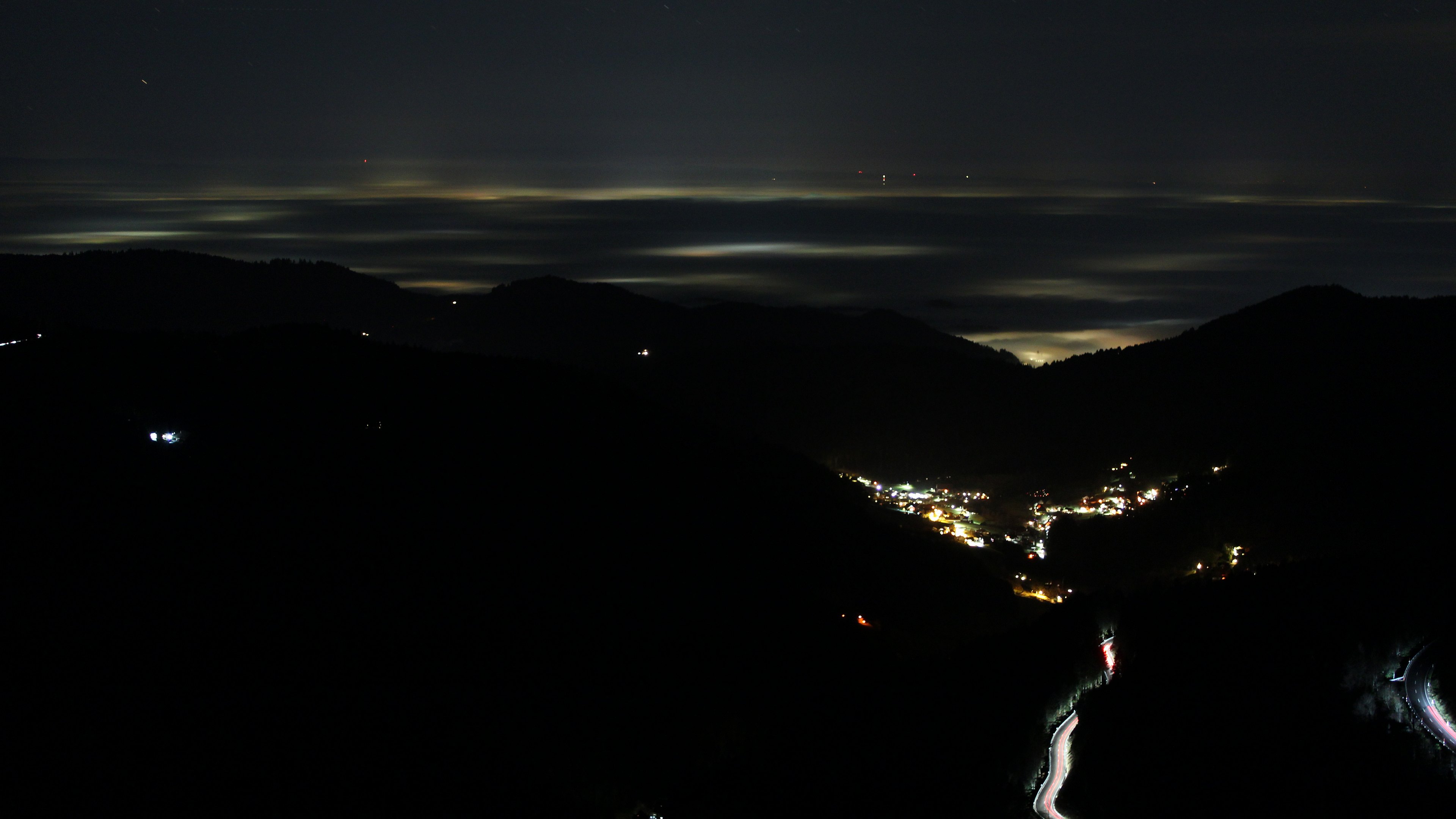 Dieses Bild zeigt eine Webcam-Aufnahme vom Achertal, aufgenommen am Freitag, den 12.12.2025 um 22:00 Uhr. Die Temperatur betrug 10.1°C.