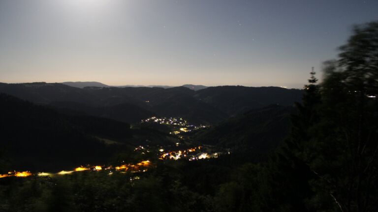 Dieses Bild zeigt eine Webcam-Aufnahme vom Achertal, aufgenommen am Freitag, den 29.05.2026 um 01:00 Uhr. Die Temperatur betrug 17.4°C.