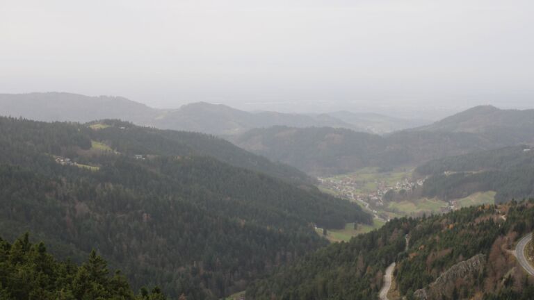 Dieses Bild zeigt eine Webcam-Aufnahme vom Achertal, aufgenommen am Freitag, den 14.11.2025 um 14:10 Uhr. Die Temperatur betrug 16.4°C.