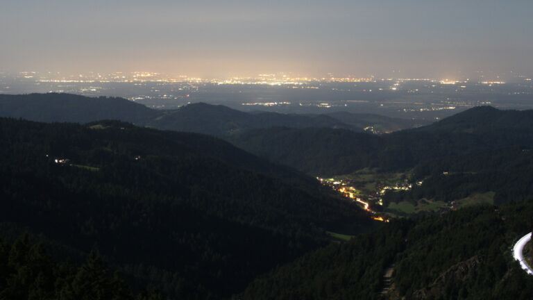 Dieses Bild zeigt eine Webcam-Aufnahme vom Achertal, aufgenommen am Sonntag, den 10.08.2025 um 02:30 Uhr. Die Temperatur betrug 17.4°C.