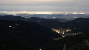 Dieses Bild zeigt eine Webcam-Aufnahme vom Achertal, aufgenommen am Dienstag, den 02.12.2025 um 23:00 Uhr. Die Temperatur betrug 5.4°C.