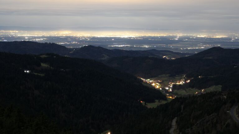 Dieses Bild zeigt eine Webcam-Aufnahme vom Achertal, aufgenommen am Dienstag, den 02.12.2025 um 23:00 Uhr. Die Temperatur betrug 5.4°C.