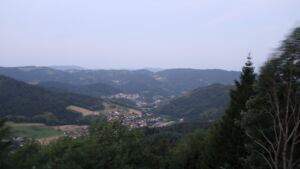 Dieses Bild zeigt eine Webcam-Aufnahme vom Achertal, aufgenommen am Freitag, den 26.06.2026 um 05:00 Uhr. Die Temperatur betrug 27.2°C.