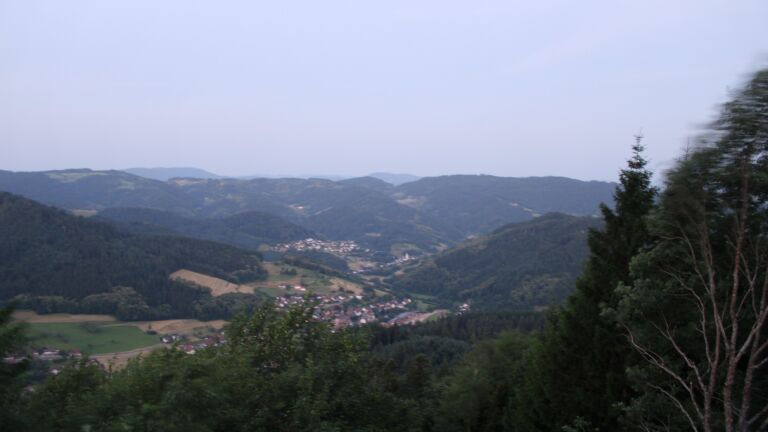 Dieses Bild zeigt eine Webcam-Aufnahme vom Achertal, aufgenommen am Freitag, den 26.06.2026 um 05:00 Uhr. Die Temperatur betrug 27.2°C.