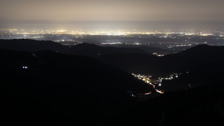 Dieses Bild zeigt eine Webcam-Aufnahme vom Achertal, aufgenommen am Donnerstag, den 05.03.2026 um 21:30 Uhr. Die Temperatur betrug 8.3°C.