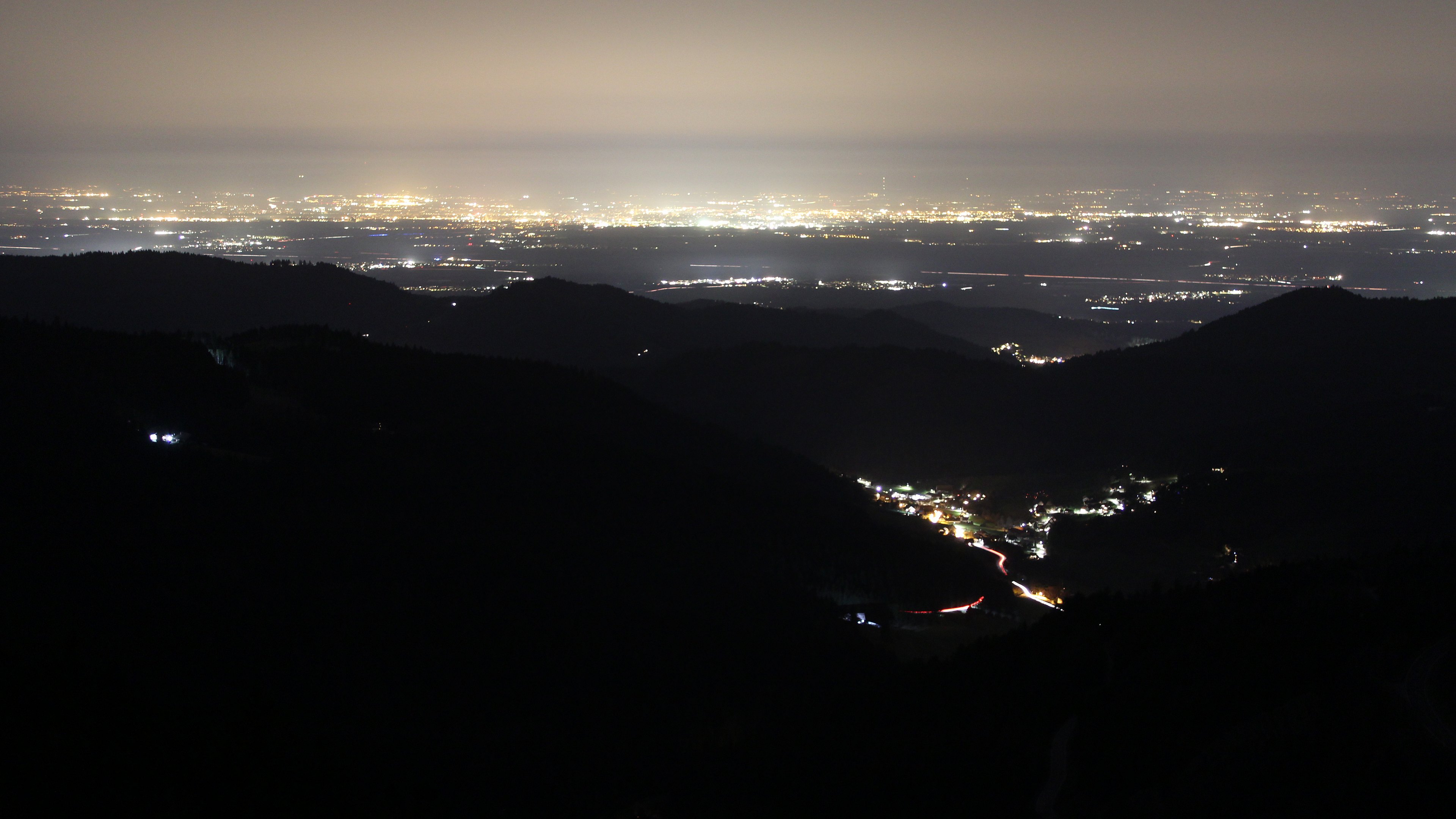 Dieses Bild zeigt eine Webcam-Aufnahme vom Achertal, aufgenommen am Donnerstag, den 05.03.2026 um 21:30 Uhr. Die Temperatur betrug 8.3°C.