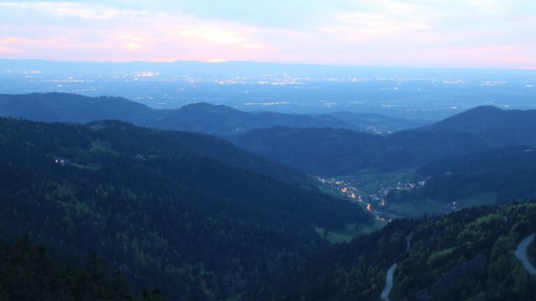 Dieses Bild zeigt eine Webcam-Aufnahme vom Achertal, aufgenommen am Montag, den 27.04.2026 um 21:10 Uhr. Die Temperatur betrug 10.8°C.