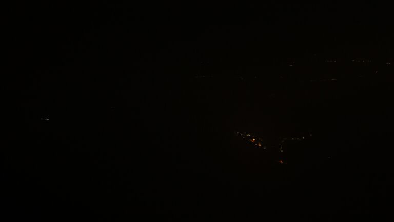 Dieses Bild zeigt eine Webcam-Aufnahme vom Achertal, aufgenommen am Dienstag, den 28.10.2025 um 03:00 Uhr. Die Temperatur betrug 2.8°C.