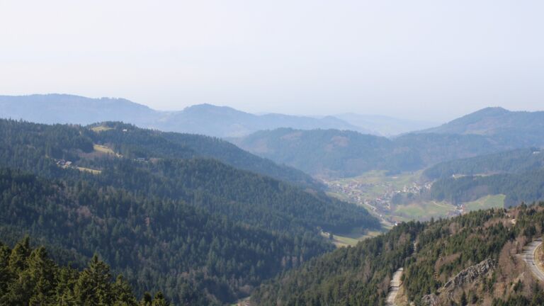 Dieses Bild zeigt eine Webcam-Aufnahme vom Achertal, aufgenommen am Samstag, den 07.03.2026 um 13:20 Uhr. Die Temperatur betrug 14°C.