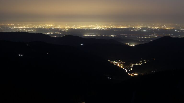 Dieses Bild zeigt eine Webcam-Aufnahme vom Achertal, aufgenommen am Donnerstag, den 05.03.2026 um 19:20 Uhr. Die Temperatur betrug 9°C.