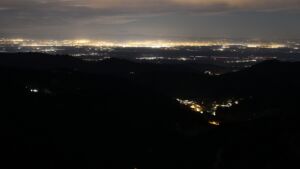 Dieses Bild zeigt eine Webcam-Aufnahme vom Achertal, aufgenommen am Freitag, den 31.10.2025 um 23:30 Uhr. Die Temperatur betrug 11°C.