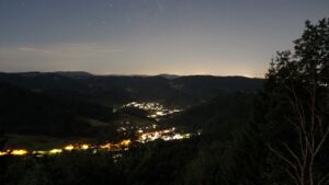 Dieses Bild zeigt eine Webcam-Aufnahme vom Achertal, aufgenommen am Dienstag, den 07.07.2026 um 03:30 Uhr. Die Temperatur betrug 20.3°C.