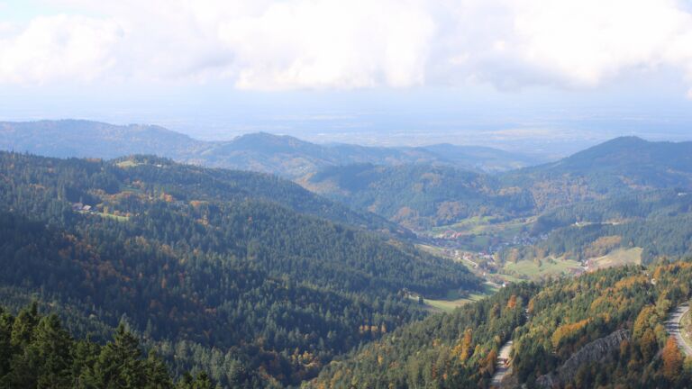 Dieses Bild zeigt eine Webcam-Aufnahme vom Achertal, aufgenommen am Dienstag, den 14.10.2025 um 13:20 Uhr. Die Temperatur betrug 10.6°C.