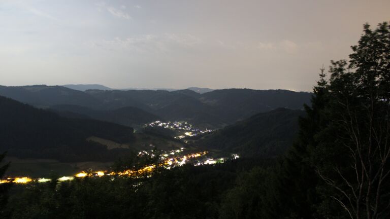 Dieses Bild zeigt eine Webcam-Aufnahme vom Achertal, aufgenommen am Sonntag, den 28.06.2026 um 23:50 Uhr. Die Temperatur betrug 26°C.